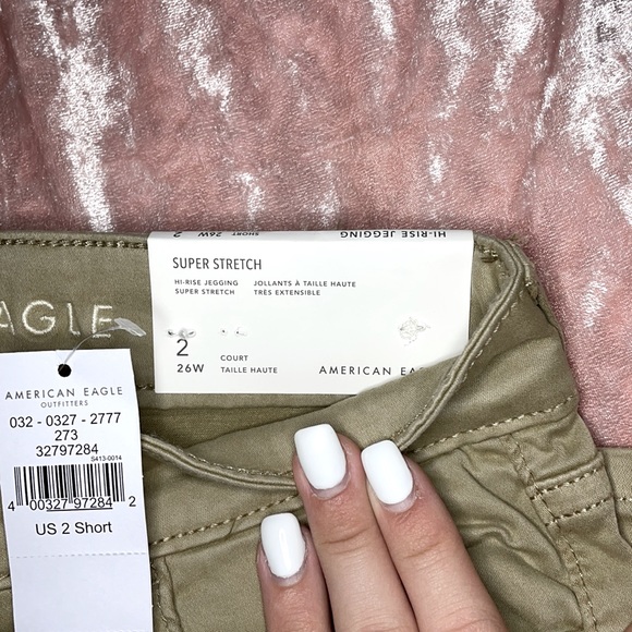 American Eagle US 2 Short Khaki Pants - Picture 2 of 3